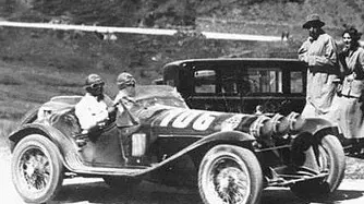 L’Alfa Romeo di Borzacchini e Bignami lungo il percorso nel 1932: vincerà con una media di quasi 110 km orari