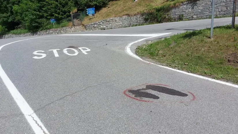 Sulla strada: il luogo dell’incidente dell’altra notte a Ponte di Legno - © www.giornaledibrescia.it