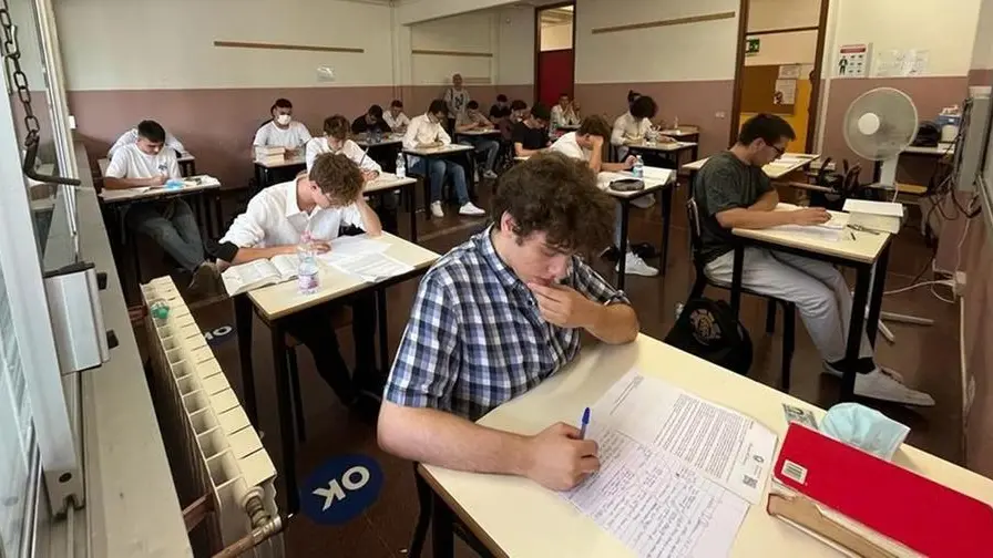 La quinta A Itis del Cossali alle prese con la prima prova scritta - © www.giornaledibrescia.it