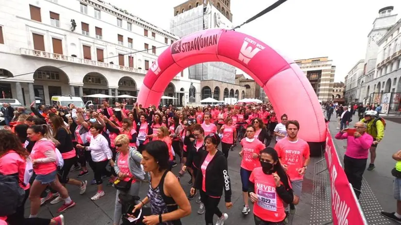 StraWoman, la coloratissima partenza in piazza Vittoria
