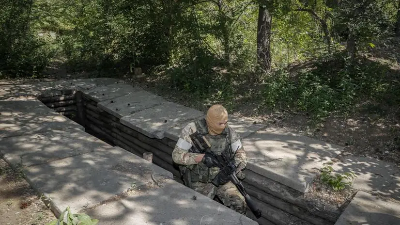 Un soldato in Luhansk - Foto Ansa/Epa/Sergei Ilnitsky © www.giornaledibrescia.it