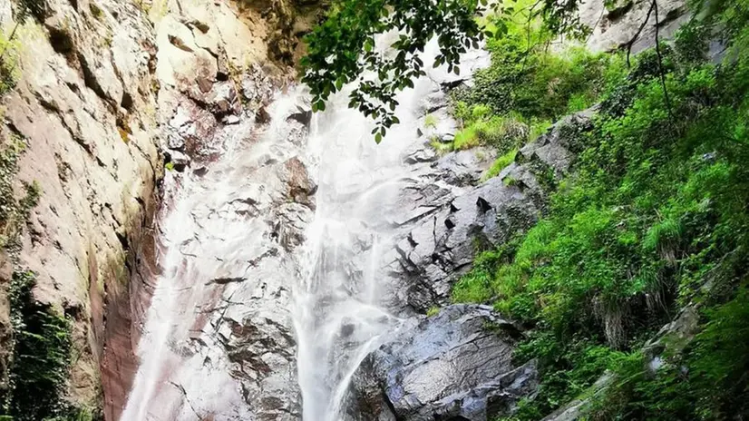 Uno dei sentieri passa ai piedi di questa bellissima cascata - © www.giornaledibrescia.it