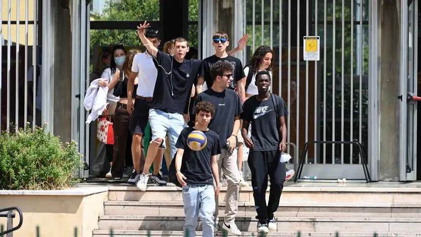 La gioia di alcuni ragazzi dell’Abba dopo il suono della campanella che ha sancito la fine della scuola - Foto Marco Ortogni/Neg © www.giornaledibrescia.it