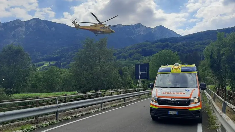 I soccorsi sul luogo dell'incidente sulla ex statale tra Bagolino e Valle Dorizzo - Foto © www.giornaledibrescia.it