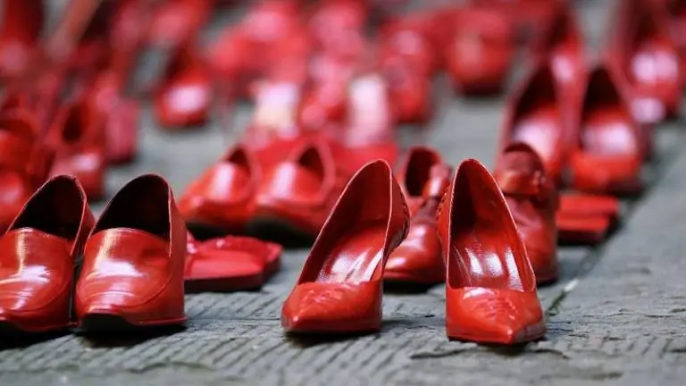 Scarpe rosse. Il simbolo della lotta contro la violenza sulle donne