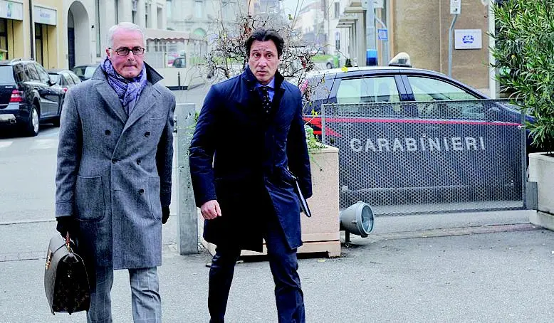 Andrea Brunello con il suo avvocato all'ingresso del Palagiustizia