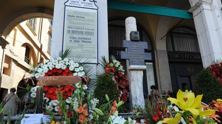 La stele commemorativa nel luogo dello scoppio della bomba - © www.giornaledibrescia.it