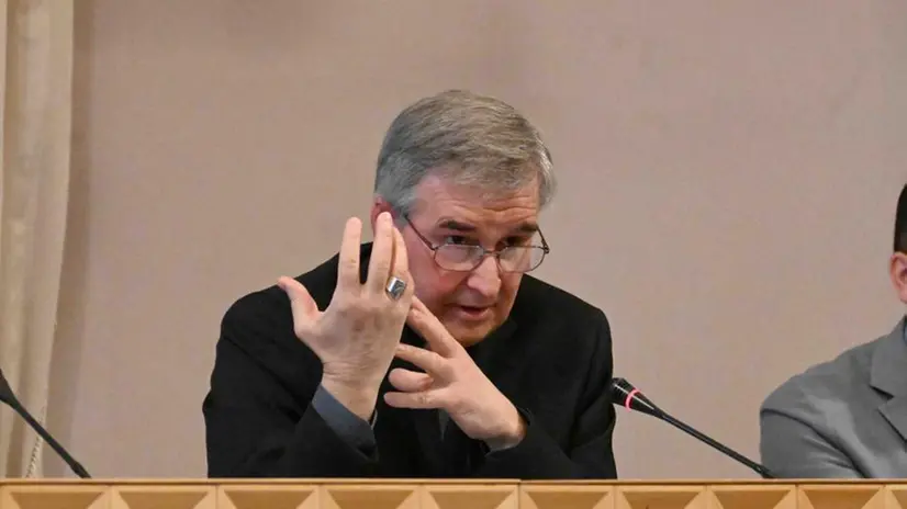 Mons. Pierantonio Tremolada durante l'incontro con i giornalisti