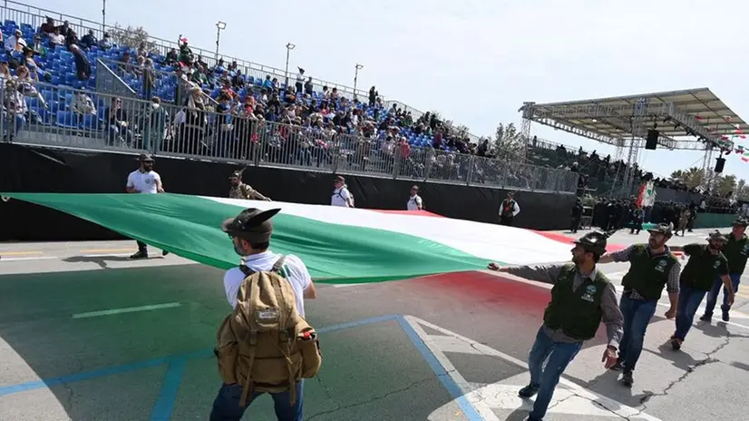 Rimini, la sfilata dell'Adunata degli Alpini: tricolori e penne nere