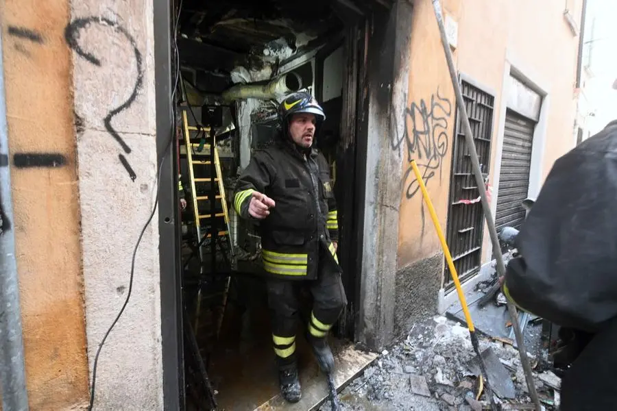 Carmine, locale in fiamme in Rua Sovera: 18 persone fuori di casa