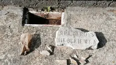 Lo «sfregio»: il danno al memoriale che conteneva la terra portata da Nikolajewka - © www.giornaledibrescia.it