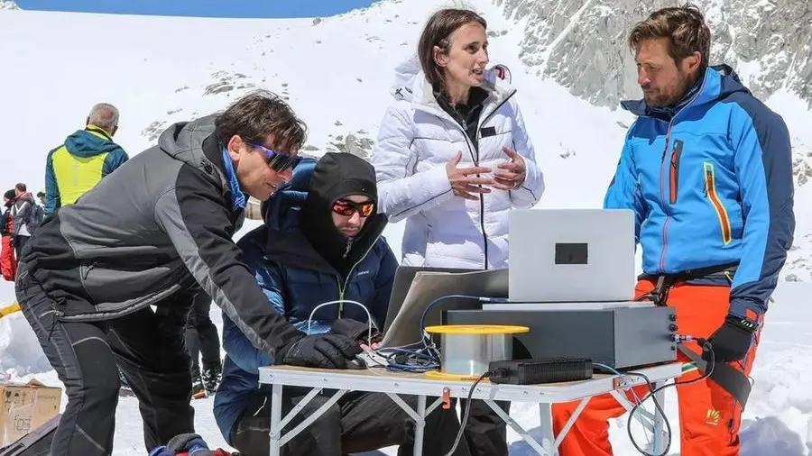 Gli scienziati al lavoro lo scorso anno sull’Adamello - © www.giornaledibrescia.it