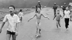 «Napalm Girl». La fotografia del 1972, con Kim Phúc ustionata in fuga dal suo villaggio in Vietnam, che ha fatto vincere il premio Pulitzer a Nick Út // AP