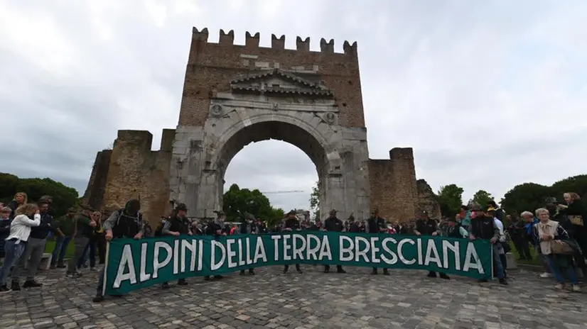 Gli onori degli alpini delle sezioni bresciane ai caduti riminesi