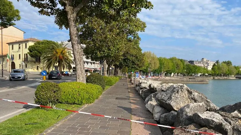 Il passaggio sul lungolago di Desenzano chiuso dal nastro dei carabineri - © www.giornaledibrescia.it