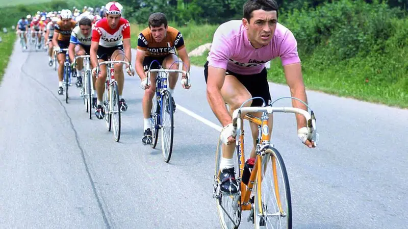Michele Dancelli in maglia rosa durante una tappa del Giro d'Italia 1960