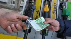 Rifornimento a una pompa di benzina - © www.giornaledibrescia.it