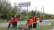 Mariupol, i russi rimuovono il cartello con la scritta in ucraino i posizionano quella in russo - Foto Epa © www.giornaledibrescia.it