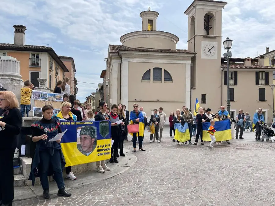 Ucraini in piazza contro la guerra