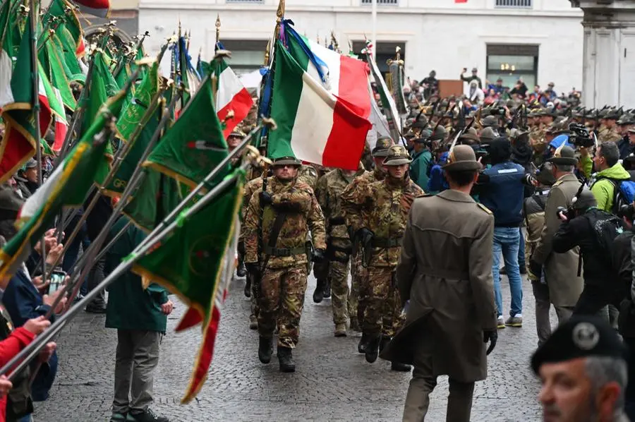 Nel cuore storico di Rimini la sfilata delle 18 le Bandiere di guerra