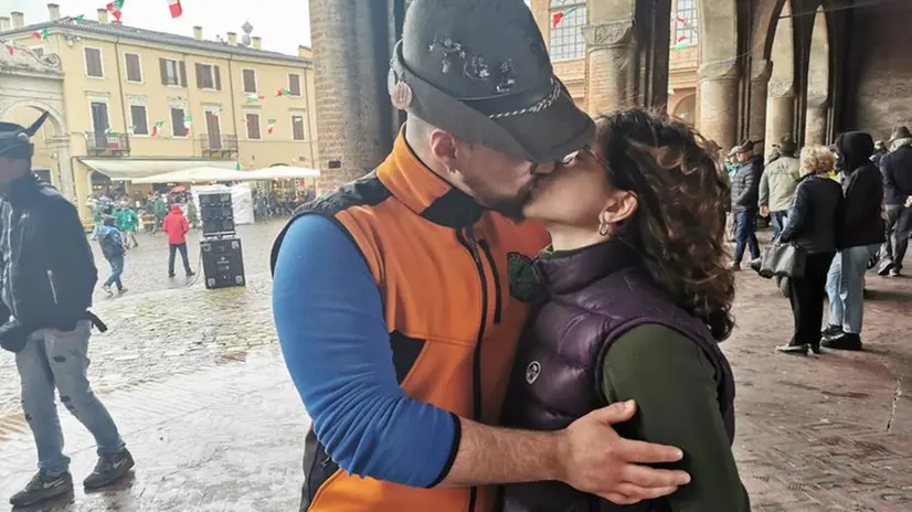 Il bacio tra i promessi sposi Andrea e Gloria - © www.giornaledibrescia.it