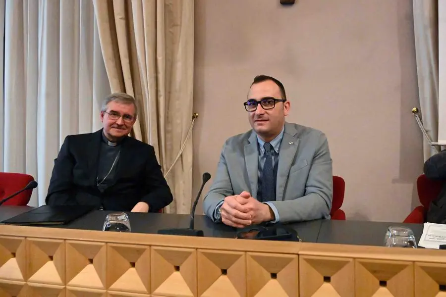 Mons. Pierantonio Tremolada durante l'incontro con i giornalisti