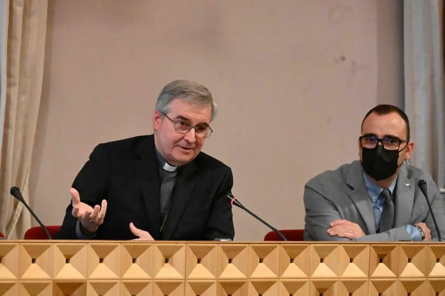 Mons. Pierantonio Tremolada durante l'incontro con i giornalisti