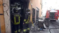 Carmine, locale in fiamme in Rua Sovera: 18 persone fuori di casa