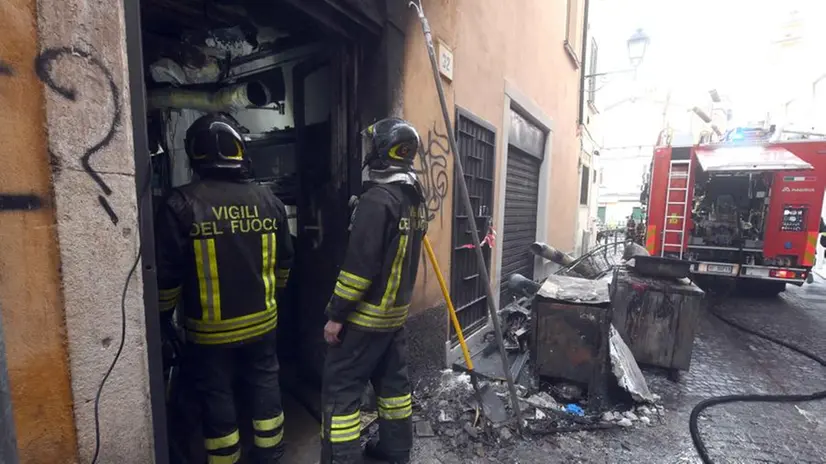 Carmine, locale in fiamme in Rua Sovera: 18 persone fuori di casa