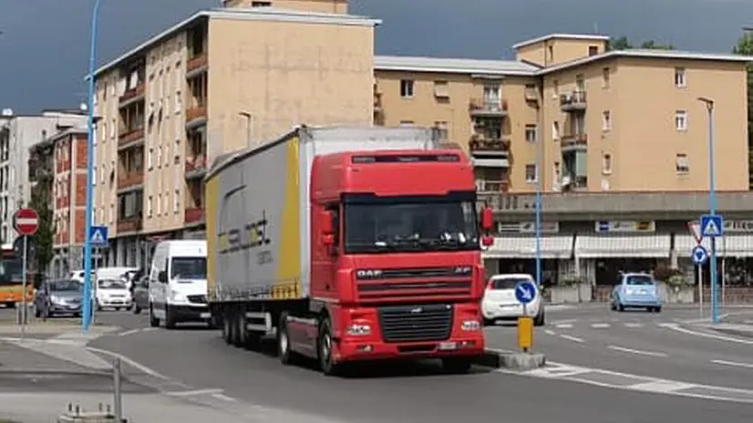 Il mezzo è rimasto incastrato nel sottopasso di via Dalmazia