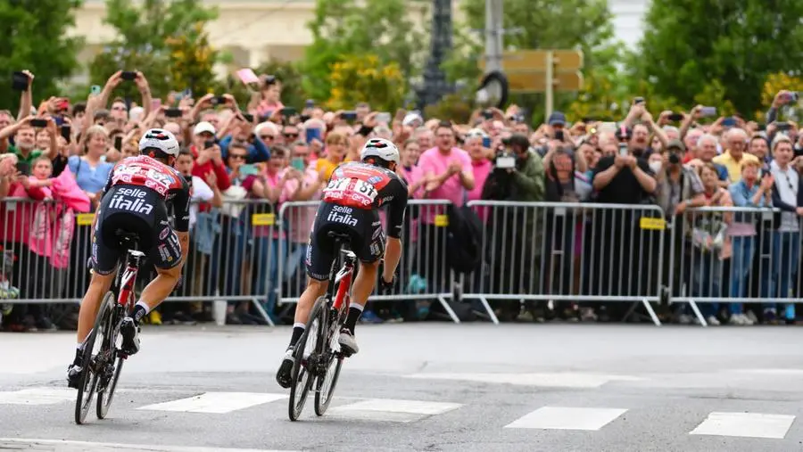 Giro d'Italia 2022, fuga da lontano alla prima tappa per Tagliani e Bais