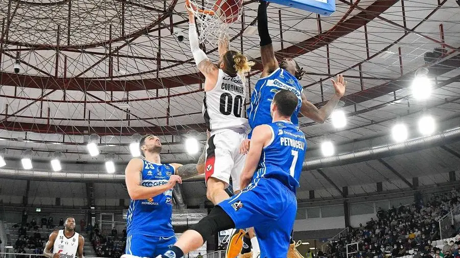 Isaia Cordinier nel corso del match d’andata, giocato al PalaLeonessa il 14 novembre scorso