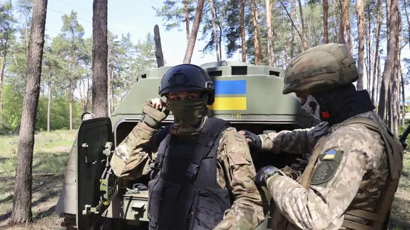 Due soldati ucraini - Foto Ansa/Epa/Sergey Kozlov © www.giornaledibrescia.it