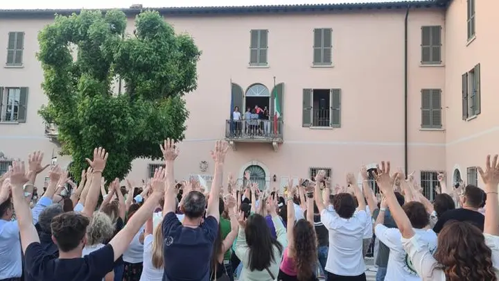 Albe accolto da Alfianello al ritorno dal talent show Amici