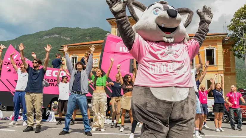 Giro d'Italia, il passaggio della carovana a Breno