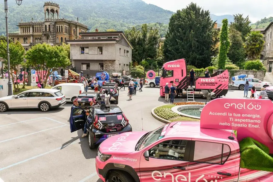 Giro d'Italia, il passaggio della carovana a Breno