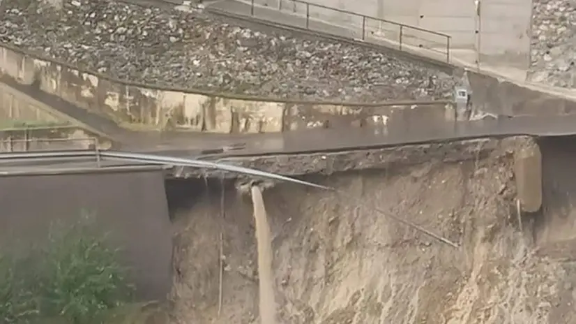 La frana a Angolo Terme, in via Lorenzetti - foto inviate dai lettori