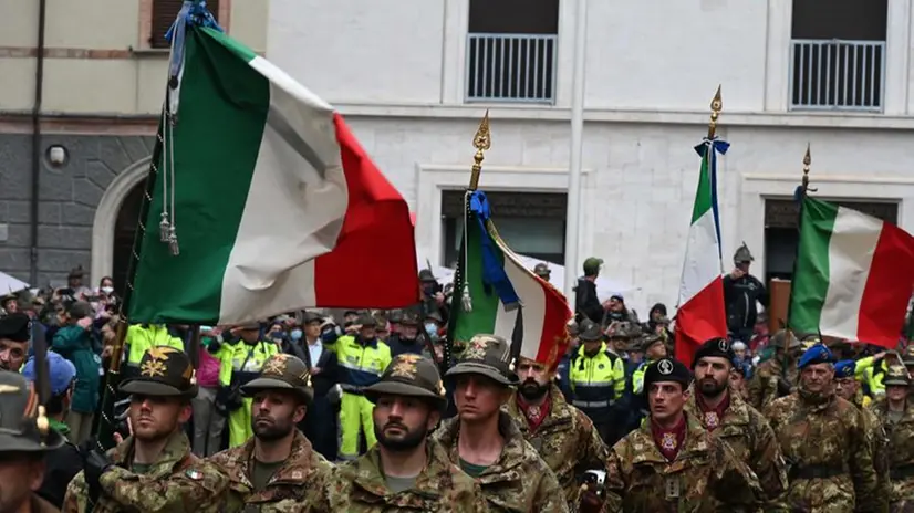 Nel cuore storico di Rimini la sfilata delle 18 le Bandiere di guerra