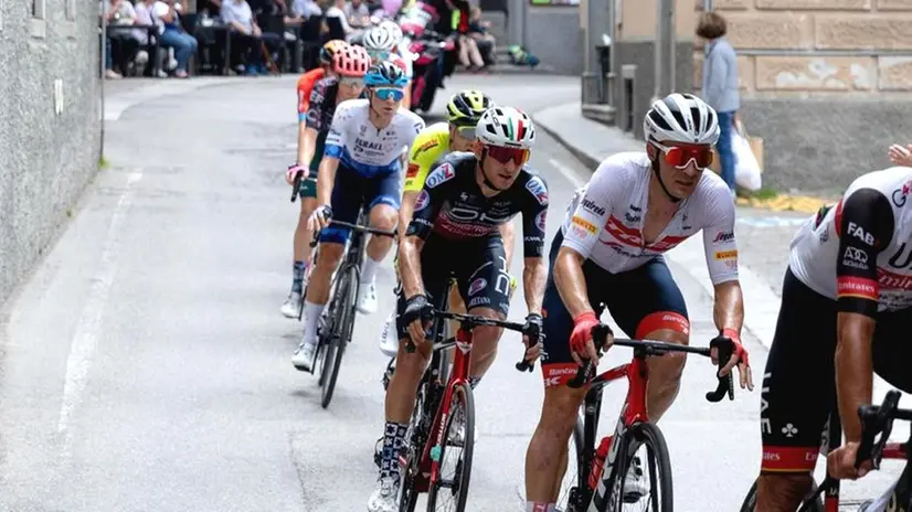 Giro d'Italia 2022, Filippo Tagliani (al centro) durante il passaggio a Bagolino - Foto New Reporter Nicoli © www.giornaledibrescia.it