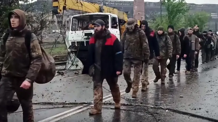 Alcuni dei soldati della resistenza ucraina evacuati da Mariupol - Foto Ansa © www.giornaledibrescia.it