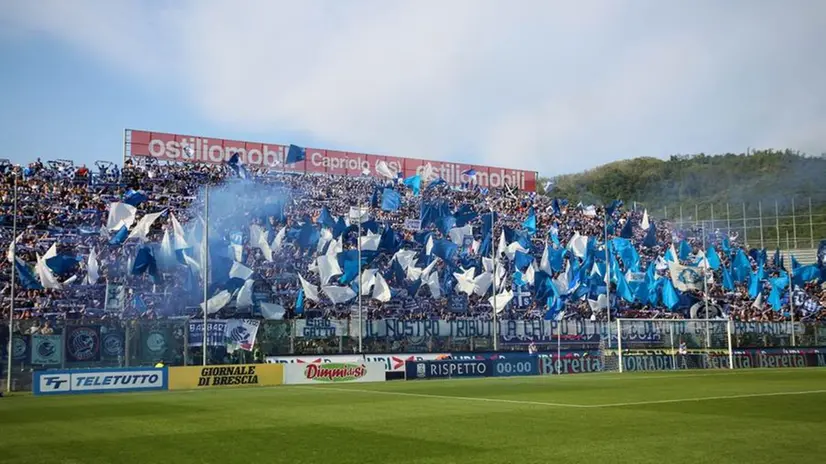 La Curva Nord allo stadio Rigamonti, pronta a accogliere i tifosi - Foto New Reporter Nicoli  © www.giornaledibrescia.it