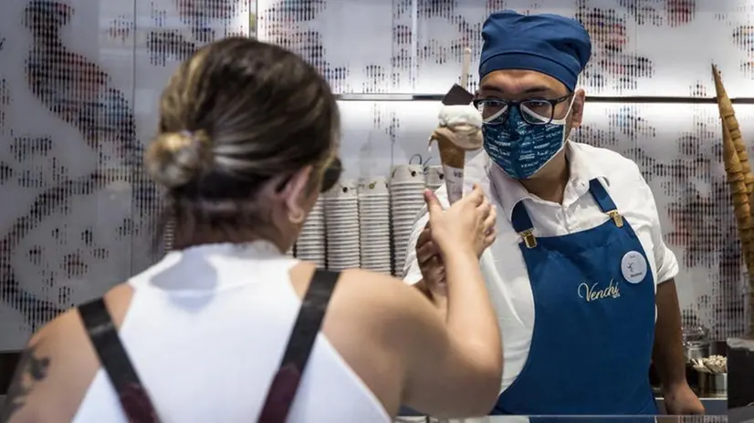 Dipendente di una gelateria indossa la mascherina - © www.giornaledibrescia.it