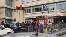 Carabinieri e Vigili del fuoco davanti all’istituto - © www.giornaledibrescia.it