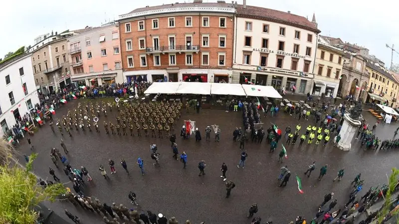 Adunata degli Alpini di Rimini, l'Alzabandiera