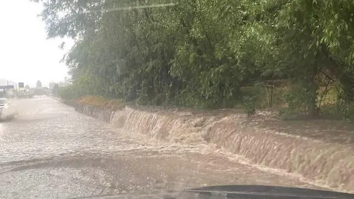 Allagamenti in strada dopo il forte maltempo in Valcamonica