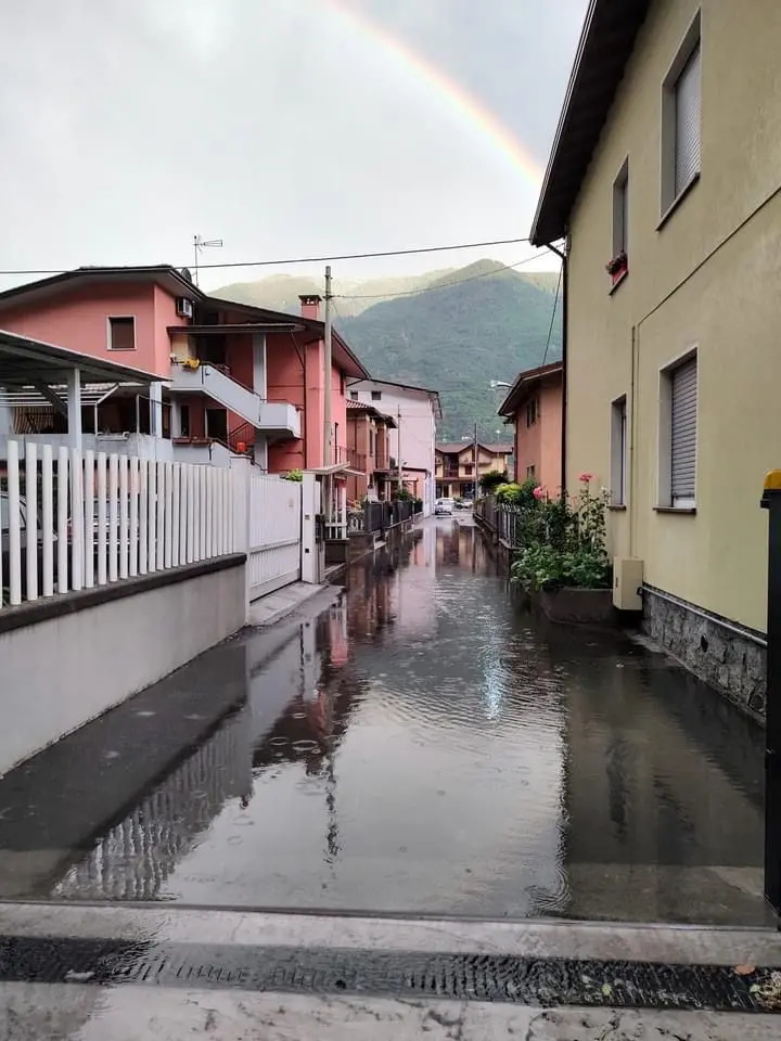 Allagamenti in strada dopo il forte maltempo in Valcamonica