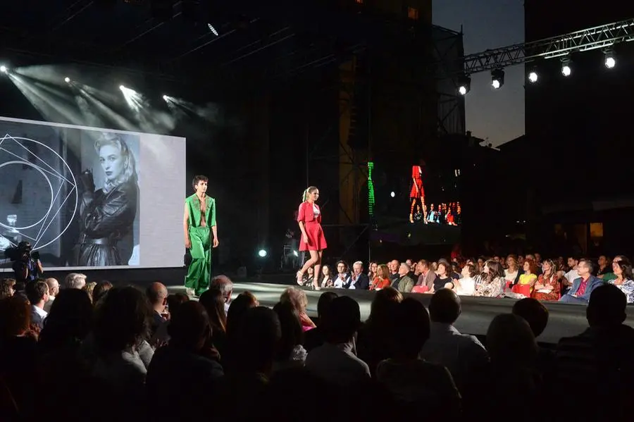 Lo spettacolo in piazza Loggia, con gli abiti dei giovani talenti del Foppa
