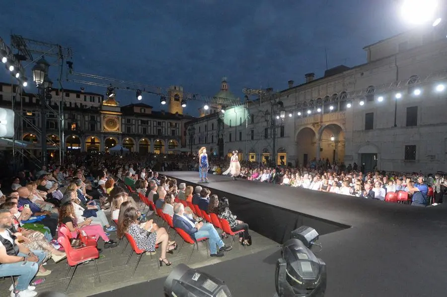 Lo spettacolo in piazza Loggia, con gli abiti dei giovani talenti del Foppa