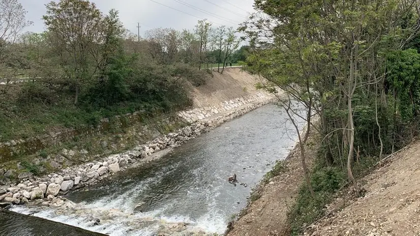 Sul fiume Mella l’argine tra i ponti di via Volturno e via Milano - © www.giornaledibrescia.it