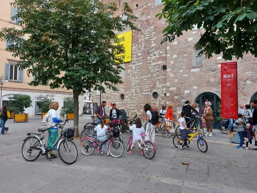 Amici e parenti riuniti per la biciclettata in ricordo di Michele Colosio a largo Formentone